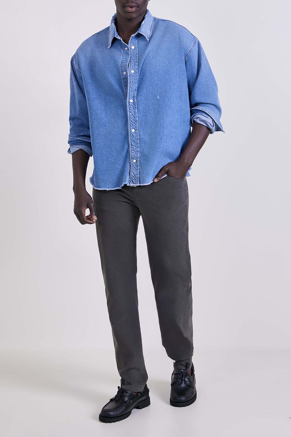 מכנסי ג'ינס בגזרת סלים